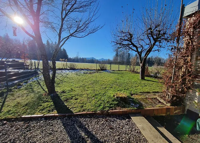 Mit Garten Und Bergblick