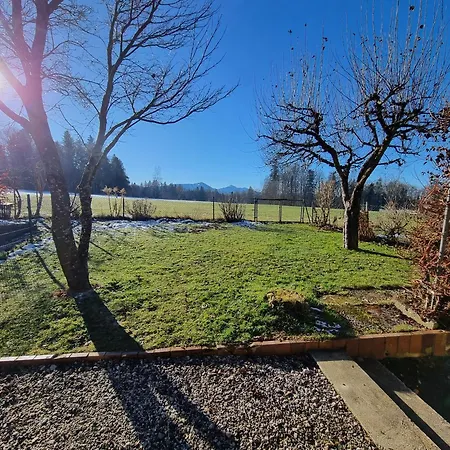 Mit Garten Und Bergblick